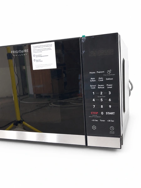 Frigidaire GMBS3068BF Microwave — photo 3